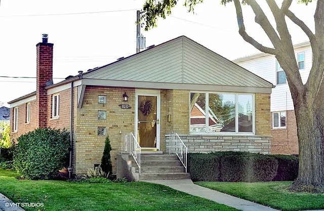 8031 S Kolin Ave photo 1