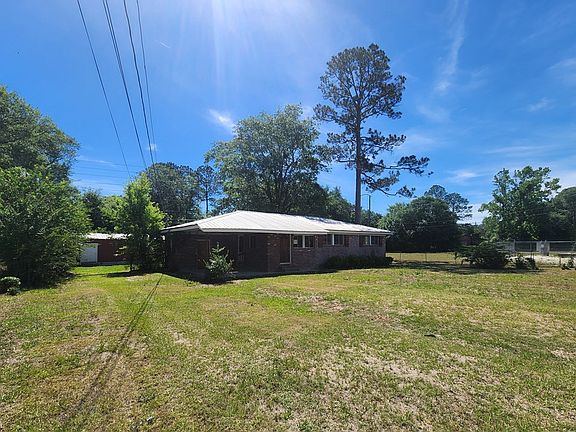 5th image of 385 Laurel Ln