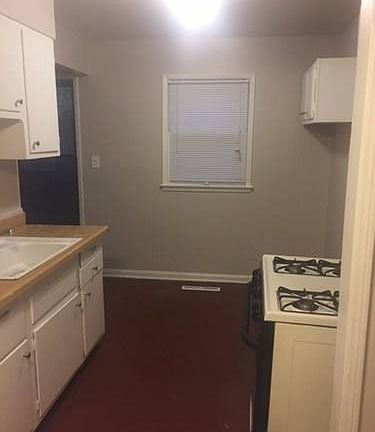 Kitchen (view 2)