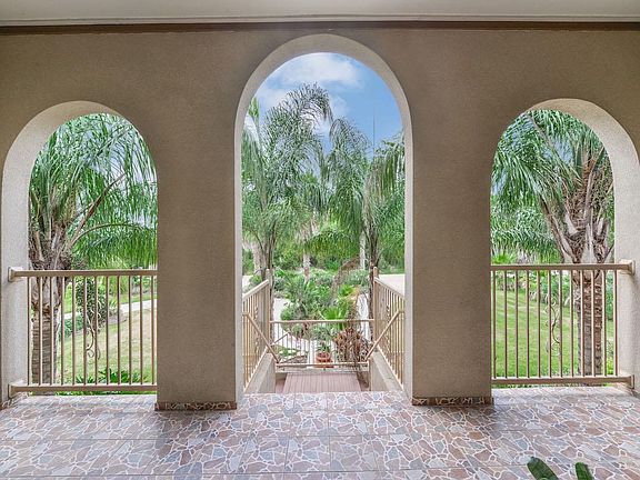 4th image of 861 S Country Club Dr
