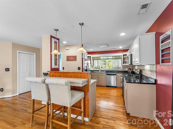 3rd image of 183 Greenlea Cir