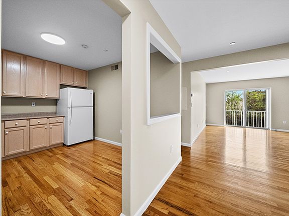 5th image of 10-12 Chestnut St #207A