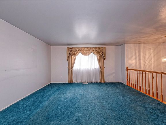 3rd image of 215 Hillendale Rd