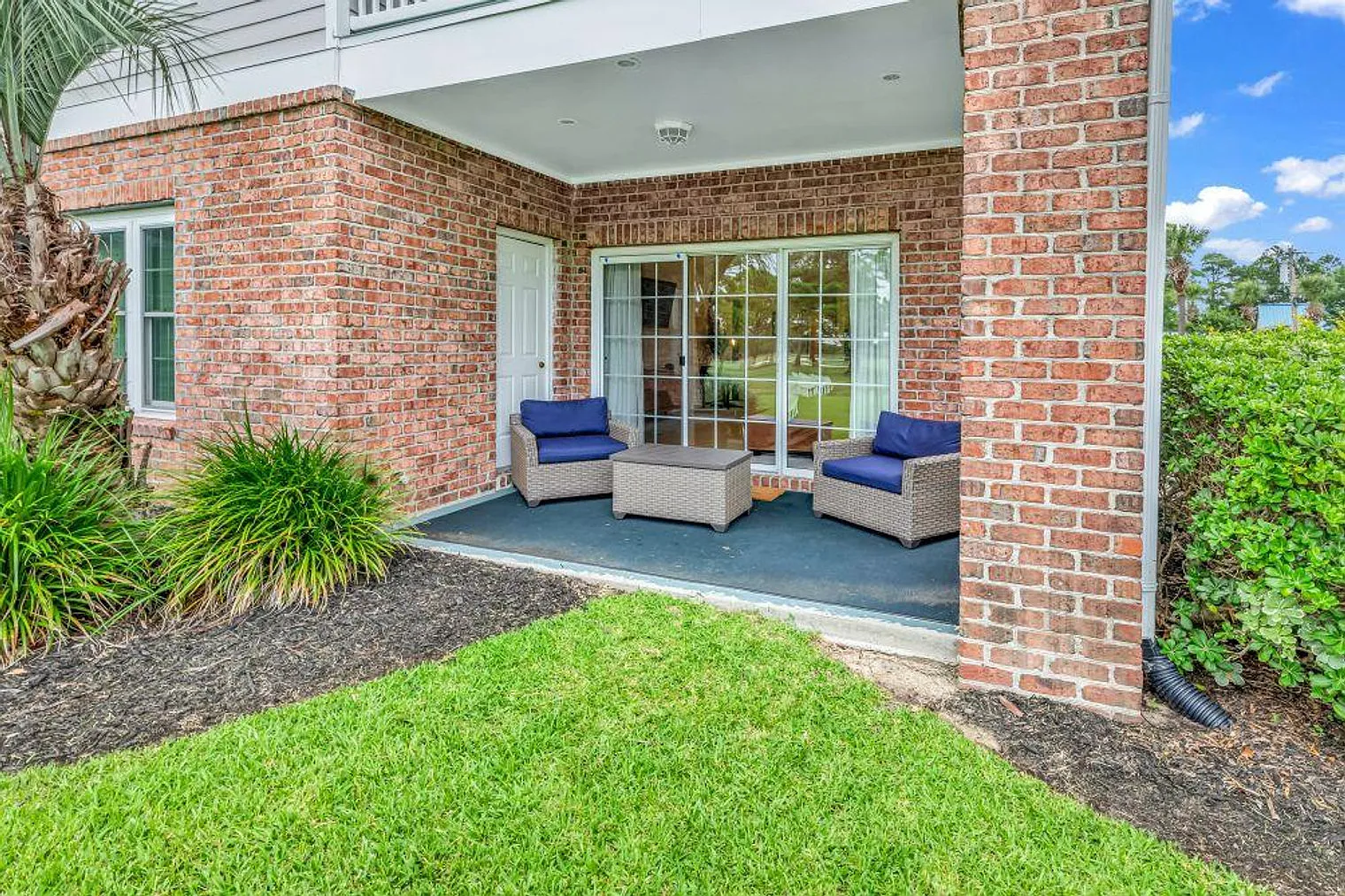 3 bed, 2.0 bath, 1291 sqft, $3,300 — Photo 3