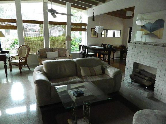 3rd image of 921 S Lakeside Pl