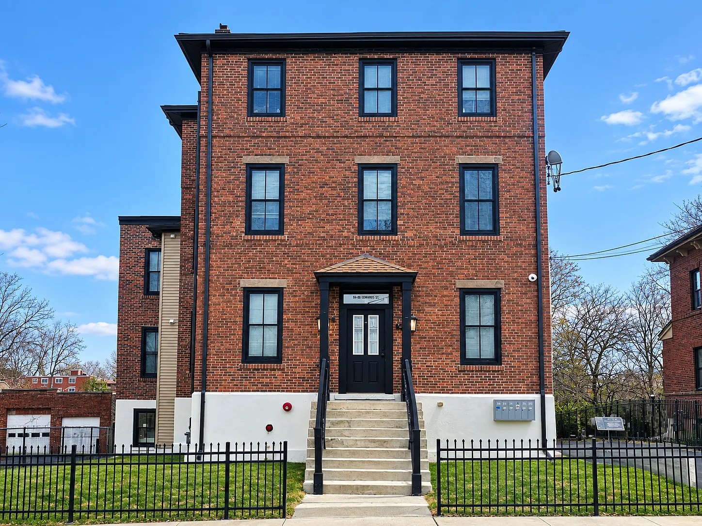 3 bed, 837 sqft, $1,932 — Photo 1