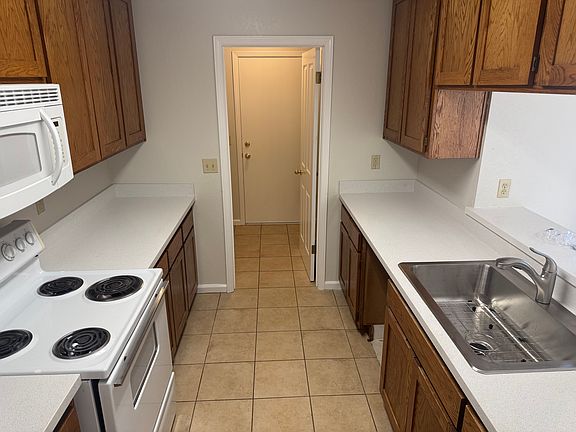 2948 Kitchen with quartz countertops