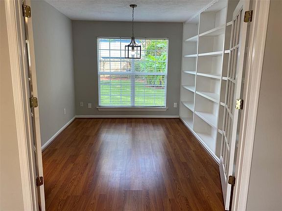 3rd image of 810 Oak Harbor Dr