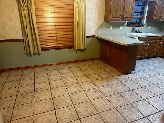 1435 Windsor Dr — Photo 4