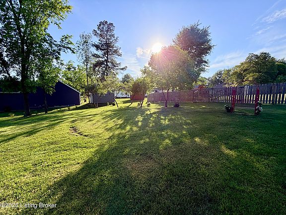 3rd image of 2000 Pear Valley Dr