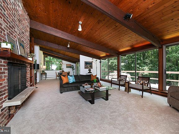 5th image of 1 Deer Hollow Ln