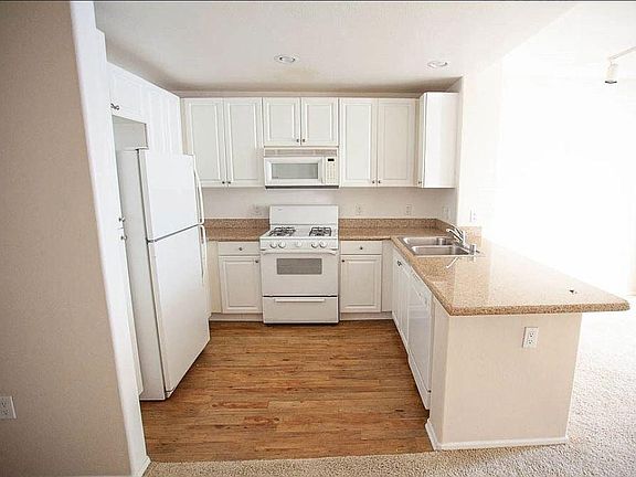 5th image of 2204 Watermarke Pl #2204
