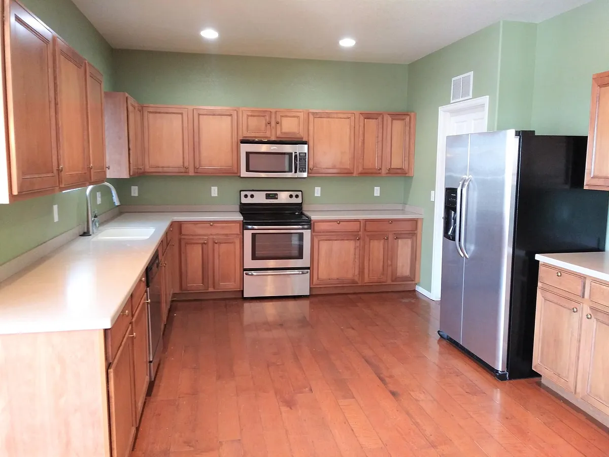 kitchen - 2683 Winterbourne St