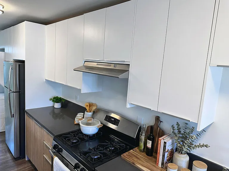 1330 N Martel Ave — Photo 3