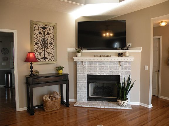 5th image of 588 Bradford Dr
