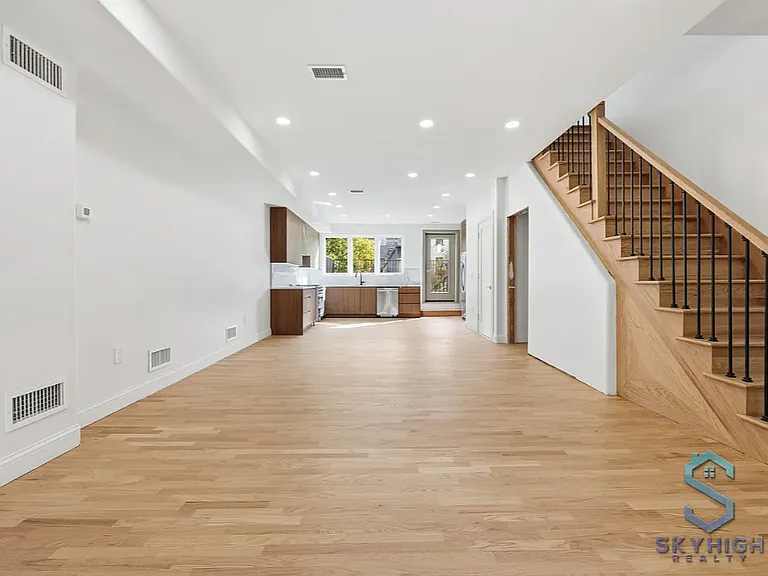 594 Van Buren St #TOWN — Photo 3