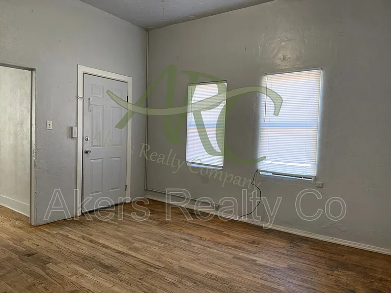 523 E Adams Ave — Photo 12