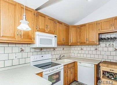 5th image of 169 Elmwood St