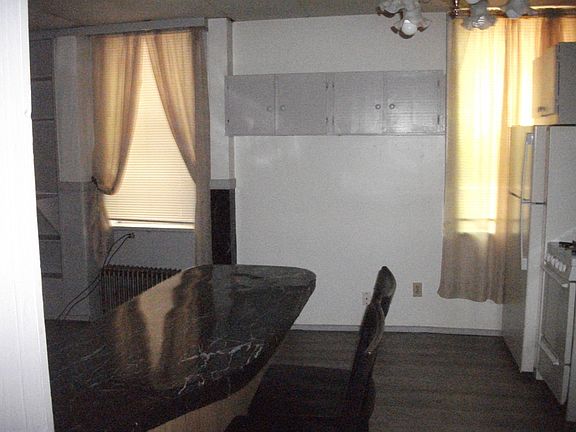bar separating kitchen and living area
