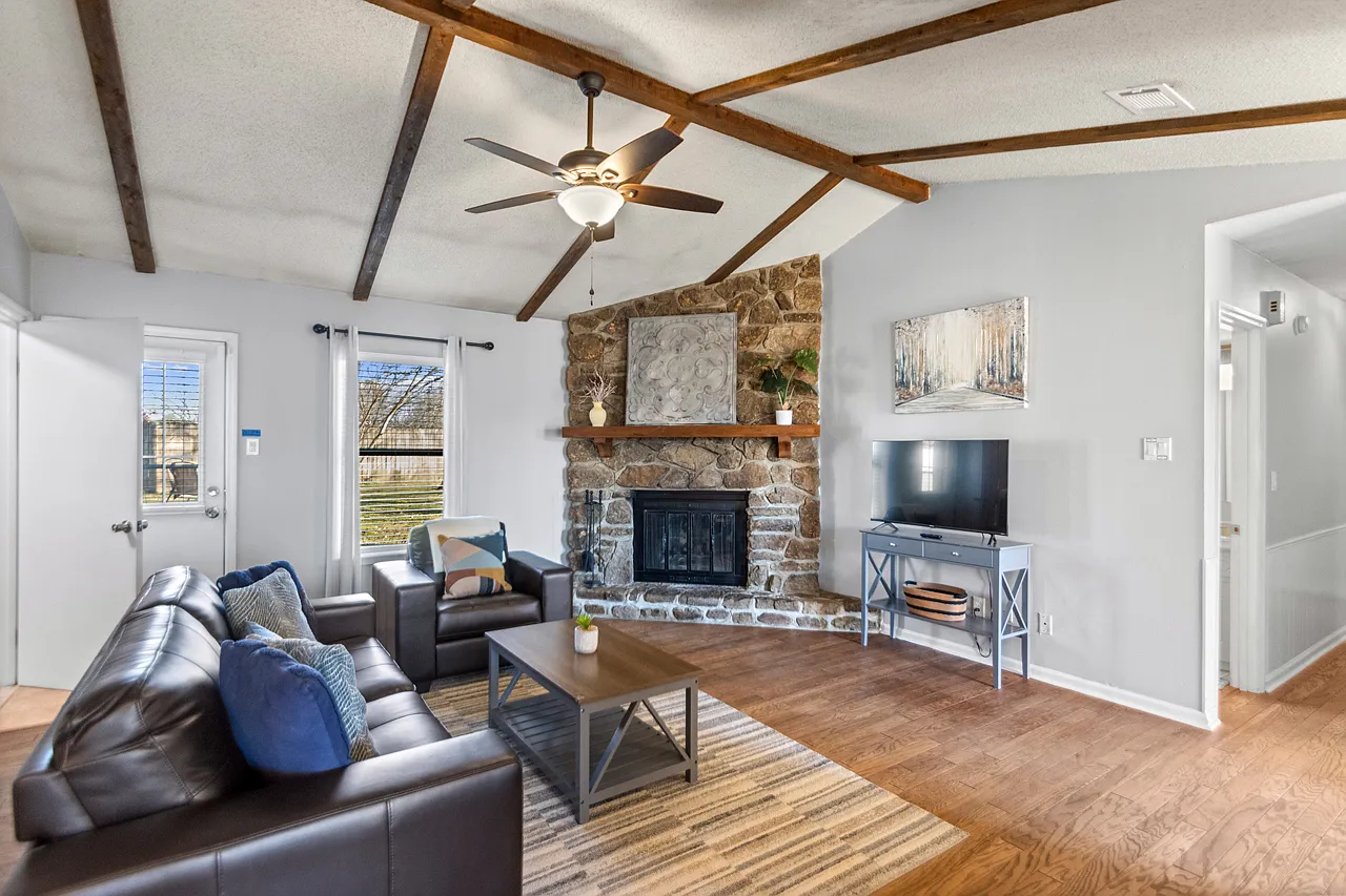 3 bed, 1400 sqft, $4,200 — Photo 1