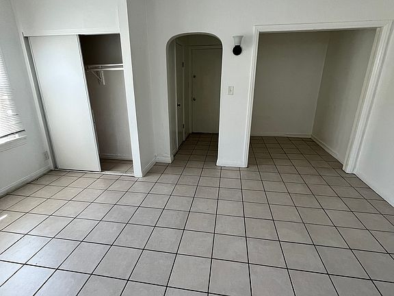 4th image of 1012 N Ardmore Ave Unit 111