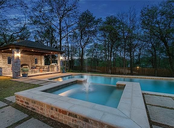 4th image of 1612 Regal Oaks Dr