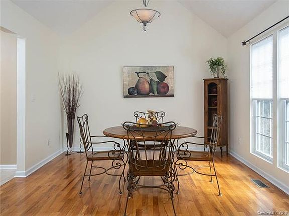 4th image of 33 Old Applewood Ln