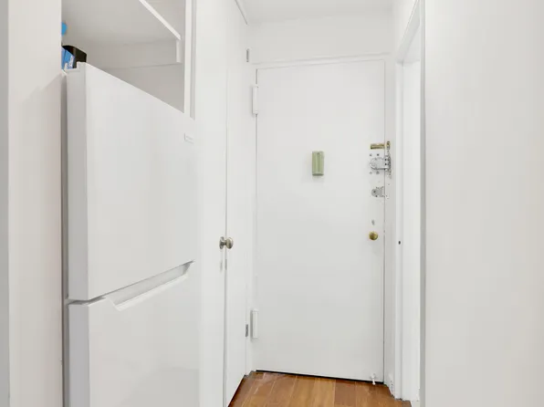 240 East 35th Street 5C image 8 of 9