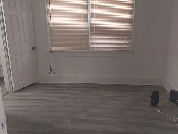 3rd image of 4520 Menlo Ave