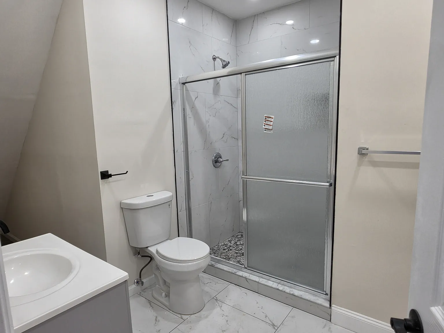 3 bed, $3,000 — Photo 2