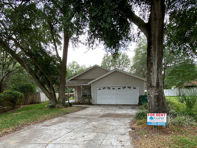710 Harvard Ct — Photo 1