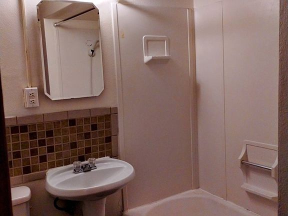 BATHROOM HAS TUB/SHOWER