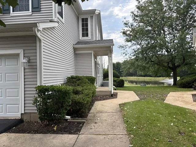 3 bed, 2.5 bath, 1743 sqft, $3,000 — Photo 2