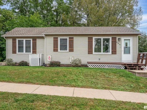 305 S 8th St, Le Claire, IA 52753