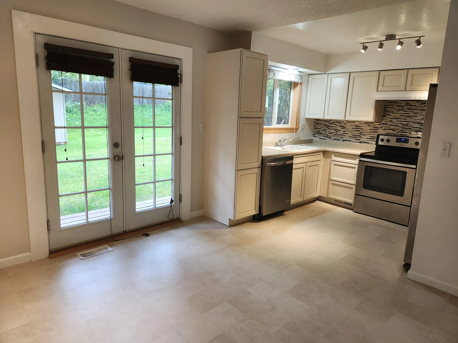 3 bed, 1.5 bath, 1056 sqft, $2,300 — Photo 1