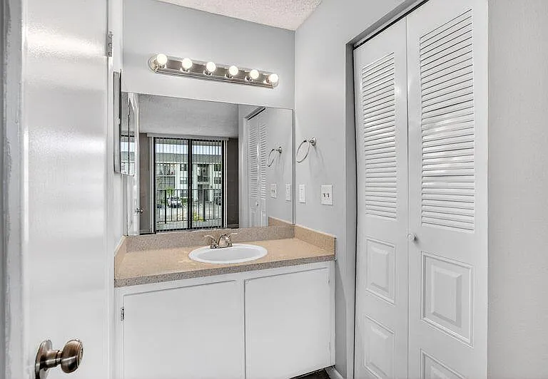 738 Executive Center Dr #21 — Photo 13