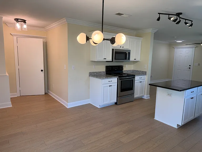 226 Dormont Dr NE — Photo 3