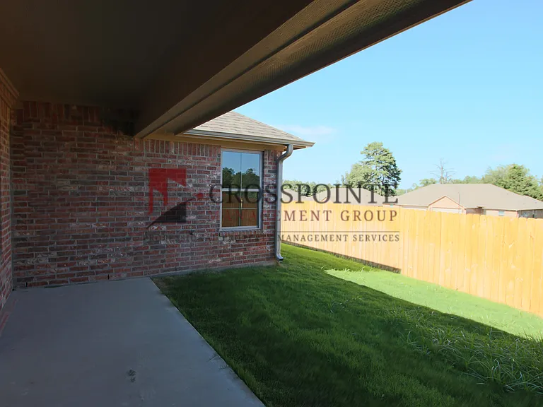 Beautiful 3 Bedroom 2 Bathroom Townhouse In South Tyler! 1/2 Off First Full Months Rent! — Photo 22