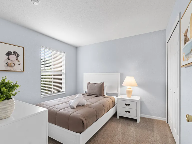Cambria Ave — Photo 17