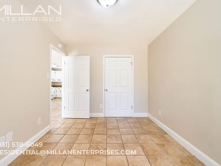 211 Oak St. Apartments — Photo 6