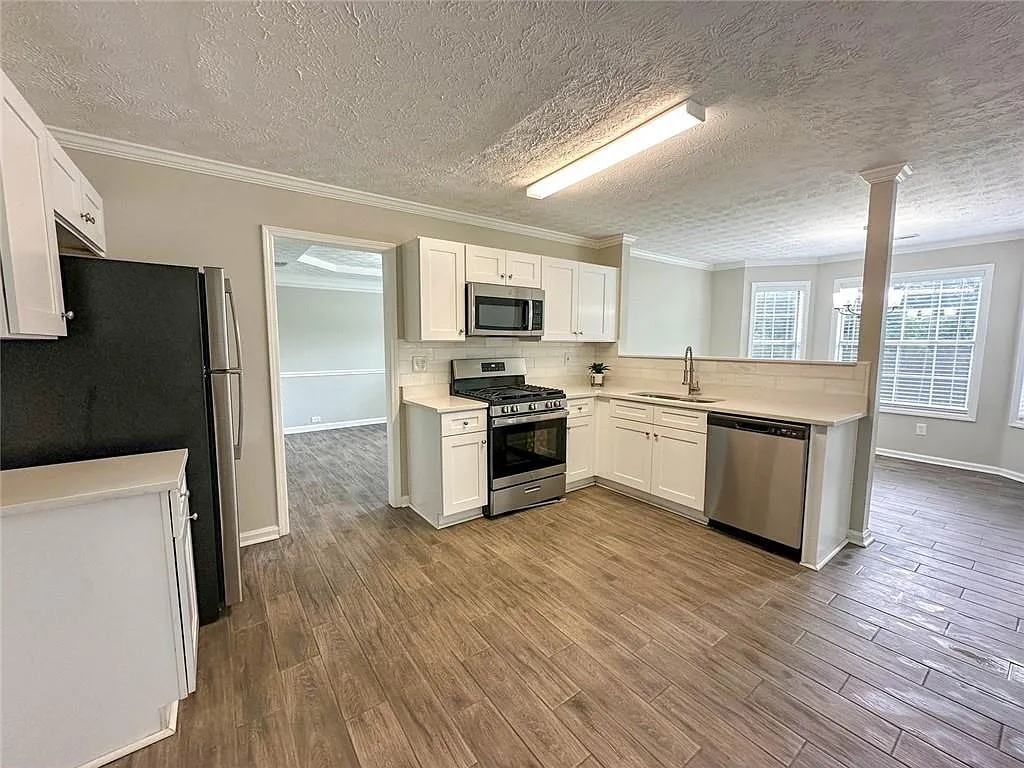 4 bed, 2.5 bath, 3052 sqft, $2,550 — Photo 4