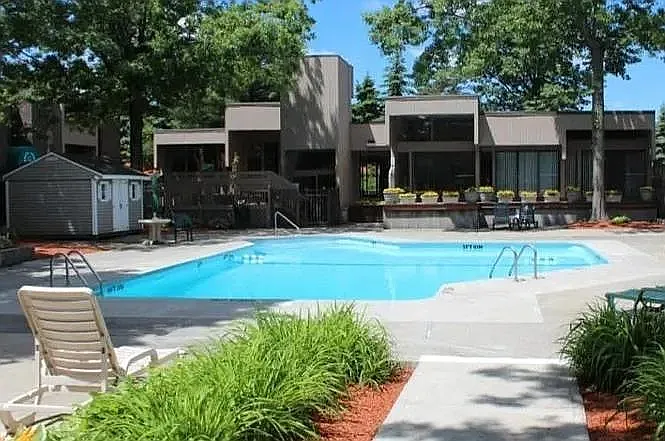 10 Shrewsbury Green Dr #I — Photo 1
