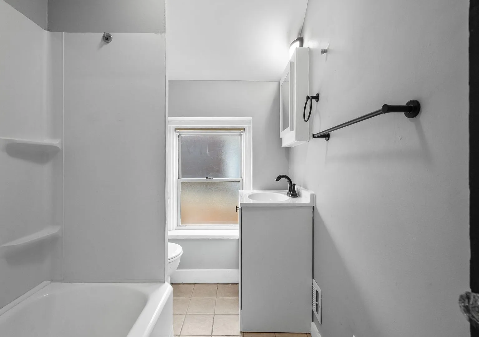Stunning 2 bedroom home in Carrick available October 1st! — Photo 2