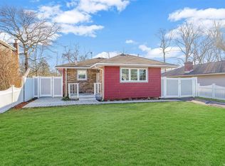 66 Westminster Dr, Shirley, NY 11967