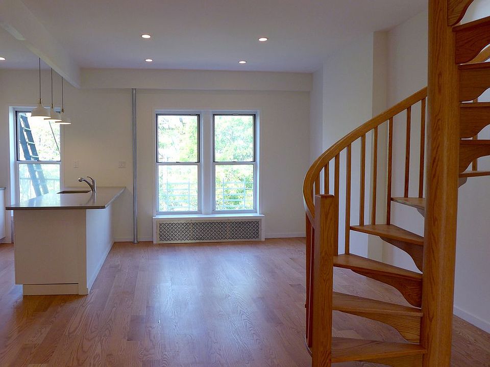 1st image of 305 6th St APT 3
