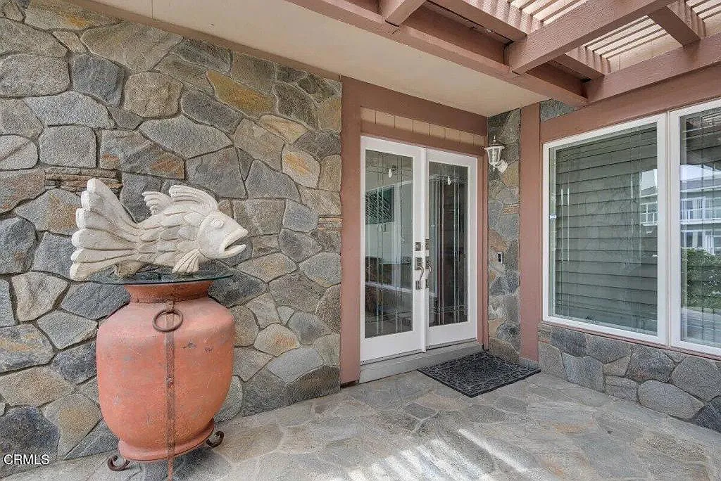 4 bed, 3.0 bath, 2192 sqft, $9,900 — Photo 2