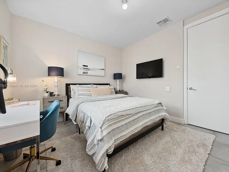 111 SE 2nd St #201 — Photo 17