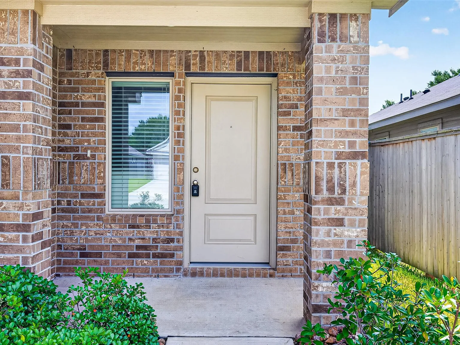 4 bed, 2.5 bath, 2300 sqft, $2,200 — Photo 2