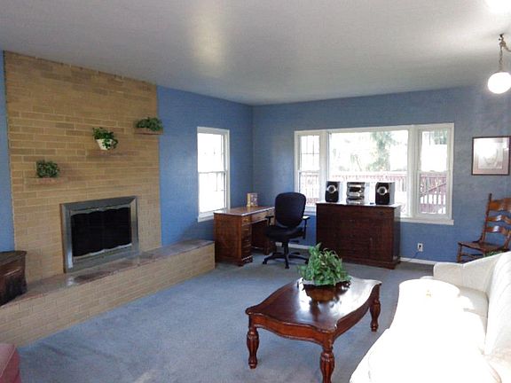 The other end of living room.