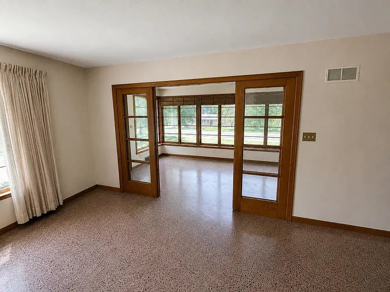 312 W Commerce St — Photo 10